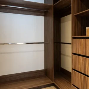 15_WalkIncloset-640